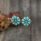 Witgoudkleurige oorknopjes met turquoise bloemblaadjes