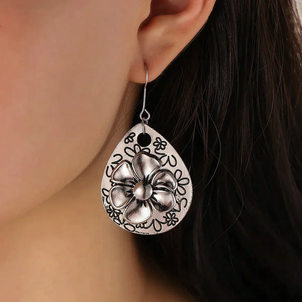 Boho zilverkleurige bloemenoorbellen