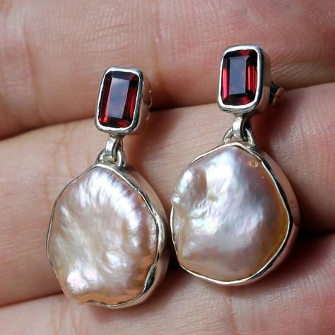 Vintage oorhangers met rood glas en barokparel