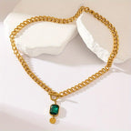 Grove schakelketting met smaragdlook-hanger in goudkleur