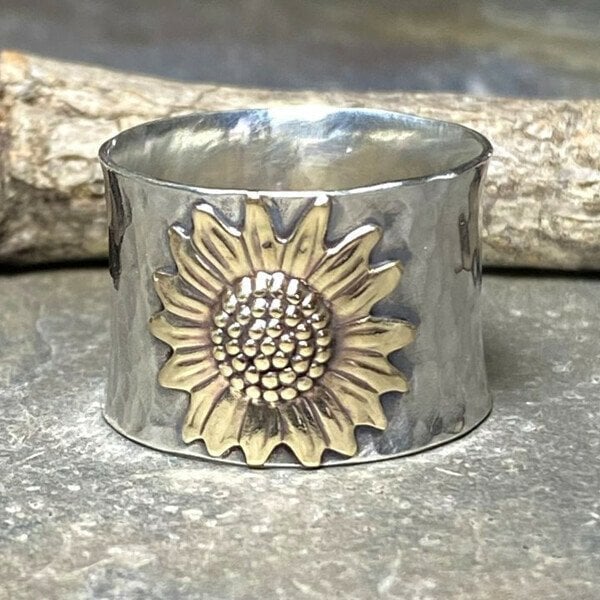 Goudkleurige brede bandring met zonnebloem