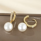 Moderne oorhangers met parel