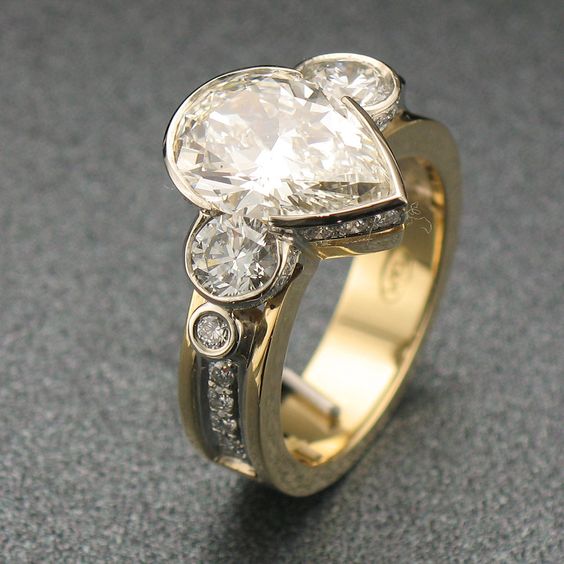Vintage-Style Glass Drop Gold-Tone Ring