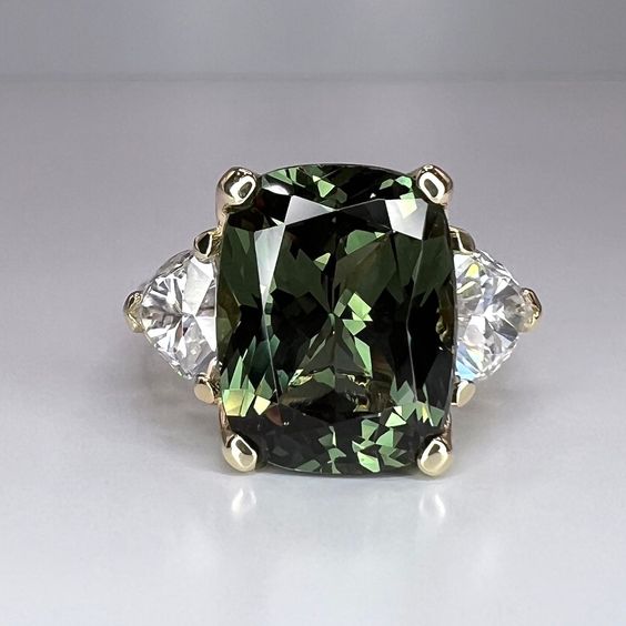 Zilverkleurige ring met bosgroen kristal in vintagestijl