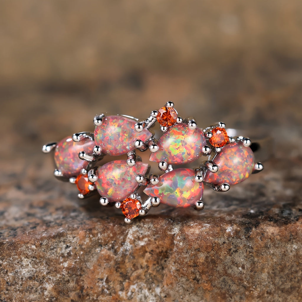 Klassieke clusterring met waterdruppels in opaallook in drie kleuren