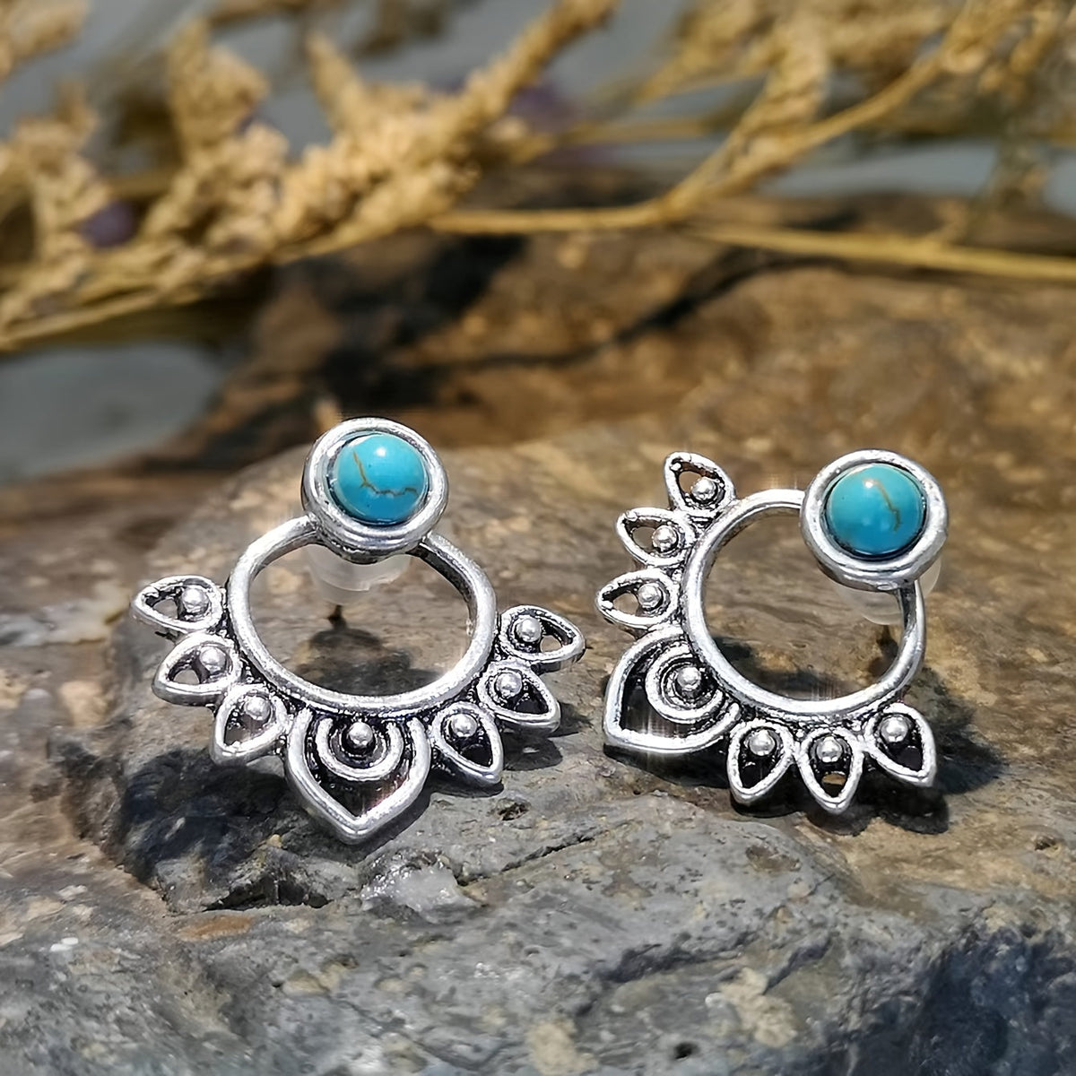 Verzilverde mandala-oorknopjes met turquoise