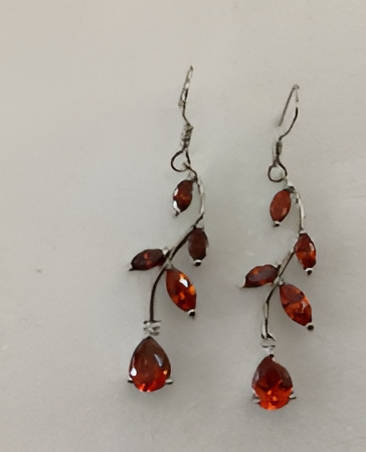 Brincos Trepadeira de Folhas com Cristais Vermelhos Estilo Vintage
