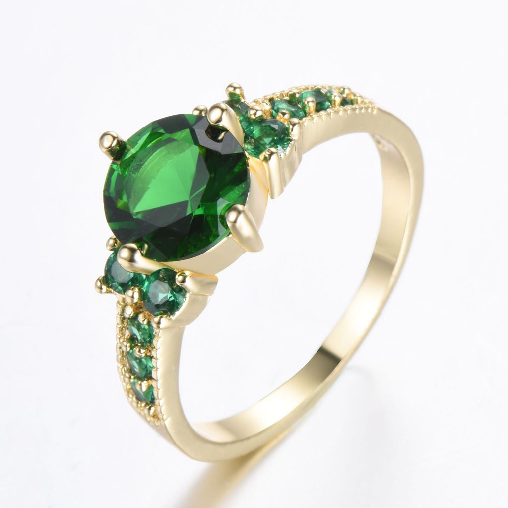 Ronde ring met groen kristal en geschulpte goudkleurige band