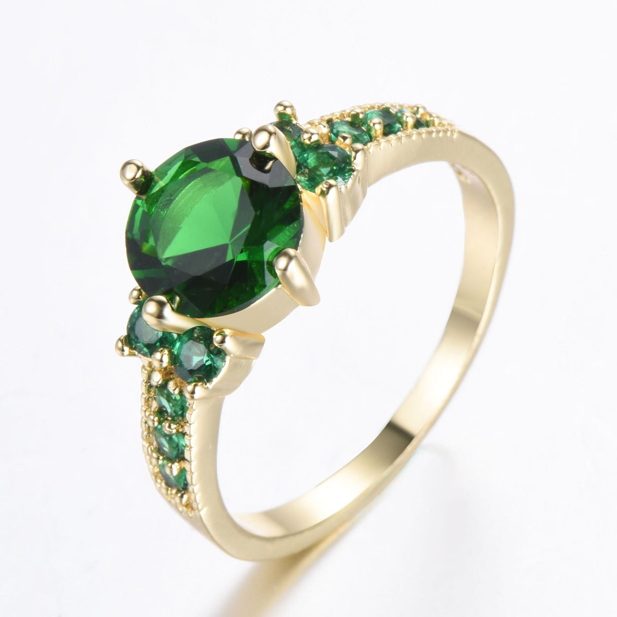Ronde ring met groen kristal en geschulpte goudkleurige band