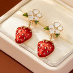 Oorbellen met aardbeibloesembedel