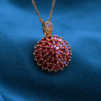 Statement-bloemenketting met robijnlook