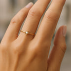 Guldfarvet ring med hvid sten
