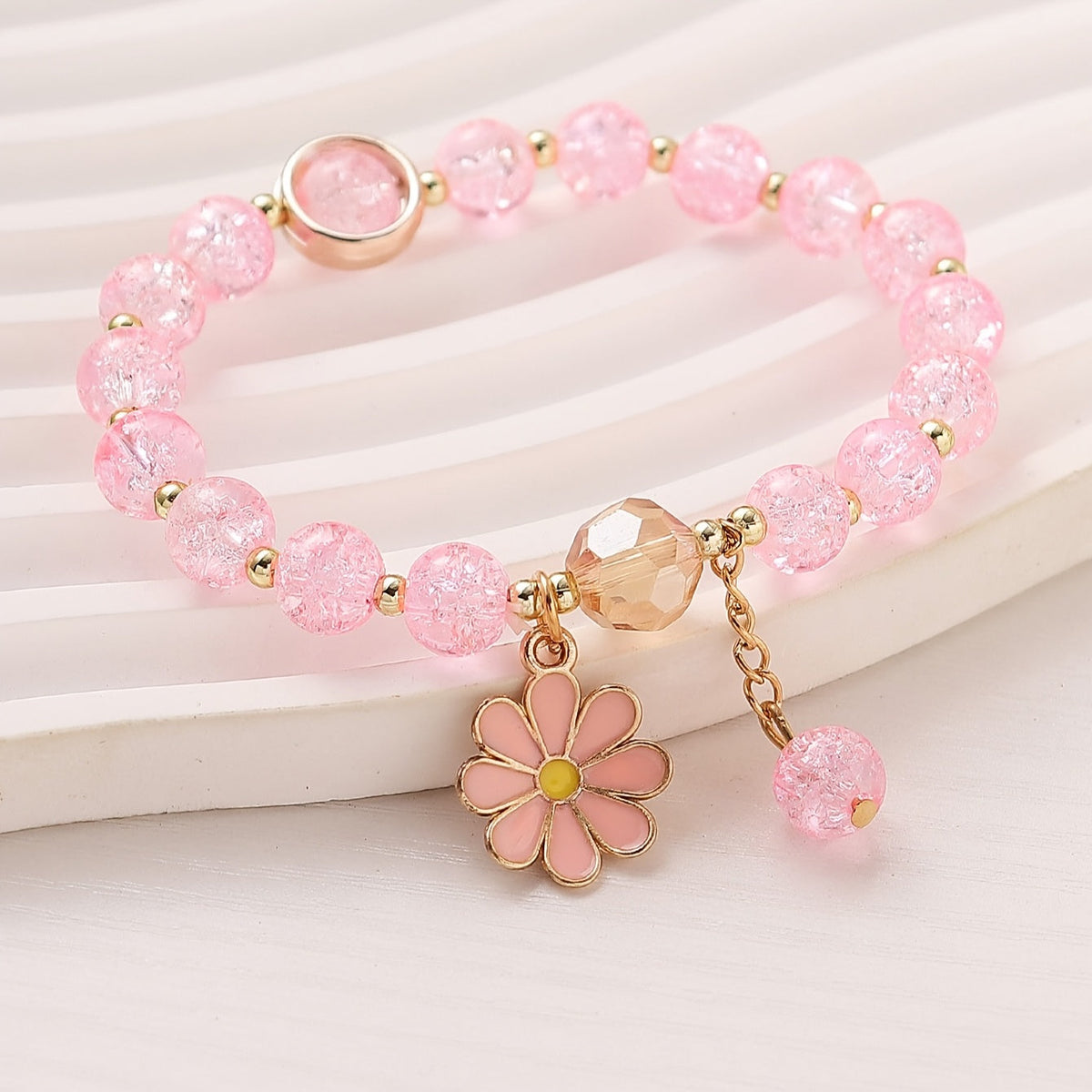 Crackle-glazen kralenarmband met madeliefjeshanger