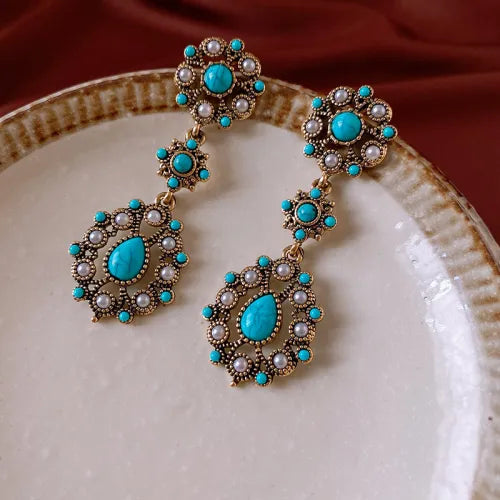 Vergulde bloemenoorbellen met turquoise en parel