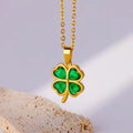 Goudkleurige ketting met groene klaver