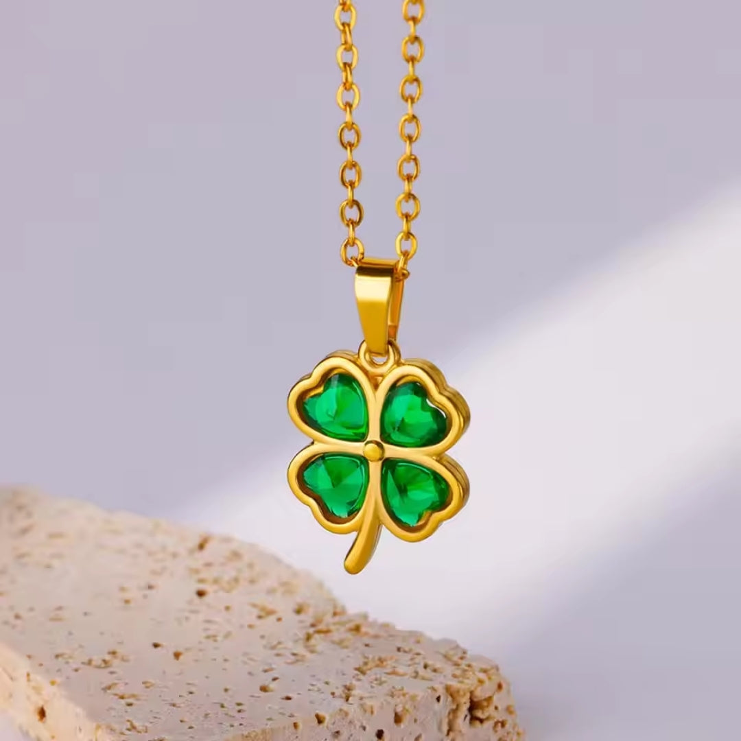 Goudkleurige ketting met groene klaver