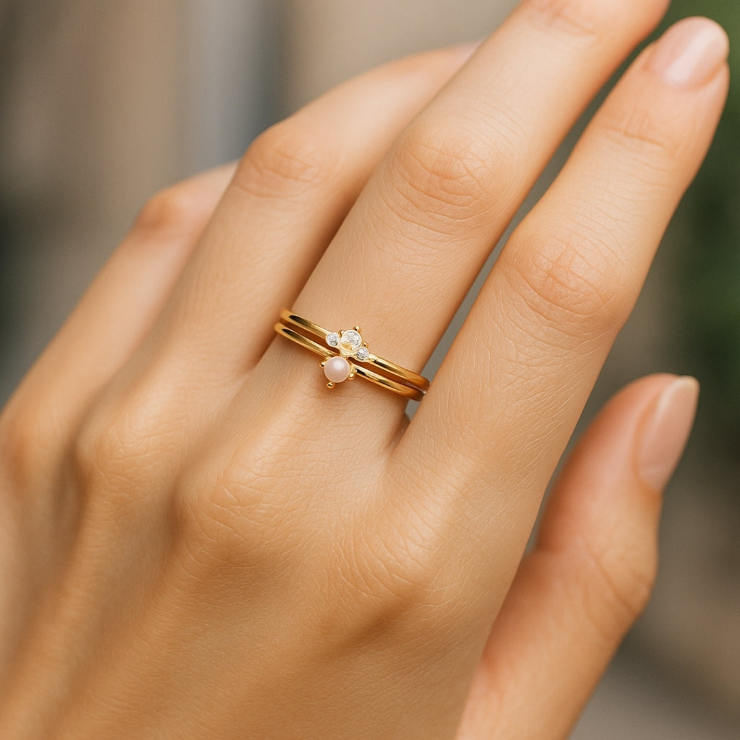 Gelaagde goudkleurige ring met parel en zirkonia