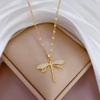 Ketting met kristallen libelhanger in goudkleur
