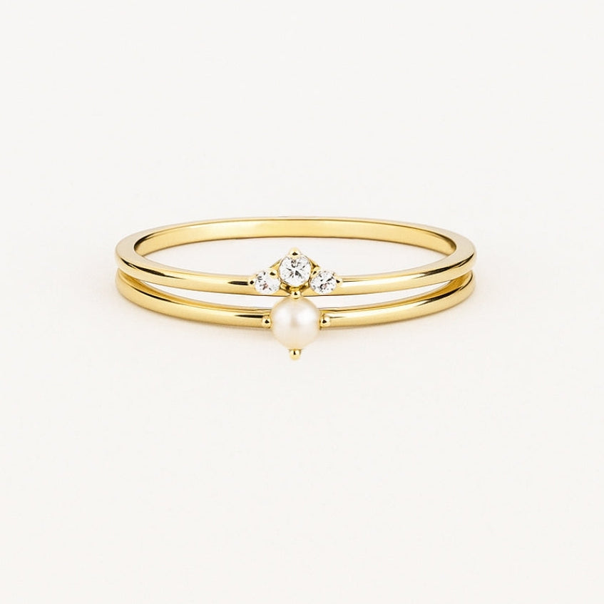 Gelaagde goudkleurige ring met parel en zirkonia