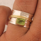 Hamret tofarvet ring i vintagestil med peridot-look