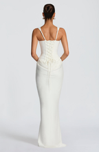 Gemodelleerde maxi-jurk met getailleerde taille en lange rok