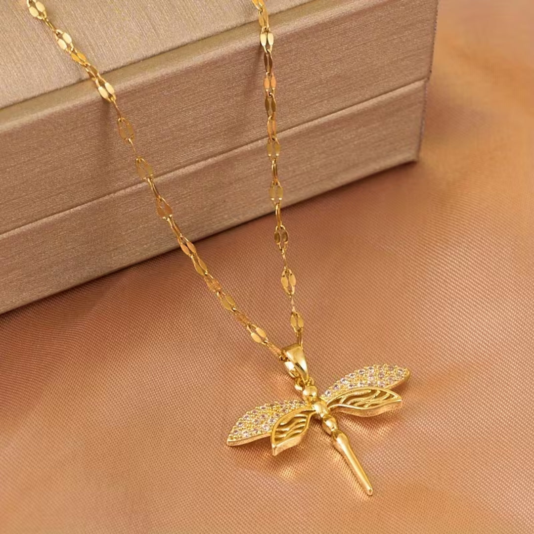 Ketting met kristallen libelhanger in goudkleur