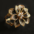Goudkleurige ring met parelbloesem