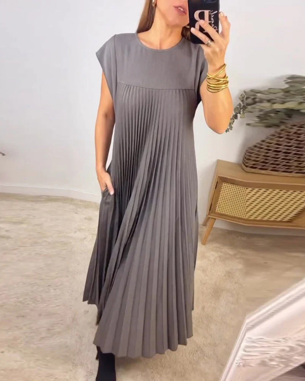 Round Neck Short Sleeve Pleated Maxi Dress