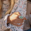 Zilverkleurige ring met groene ovale steen