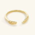 Gesmede goudkleurige open armband (cuff) met blad