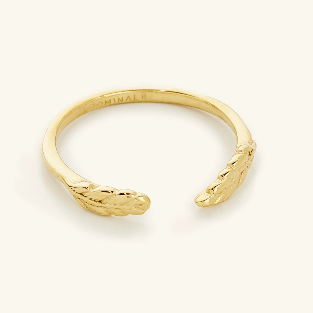 Gesmede goudkleurige open armband (cuff) met blad