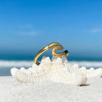 Goudkleurige ring met zeegolf
