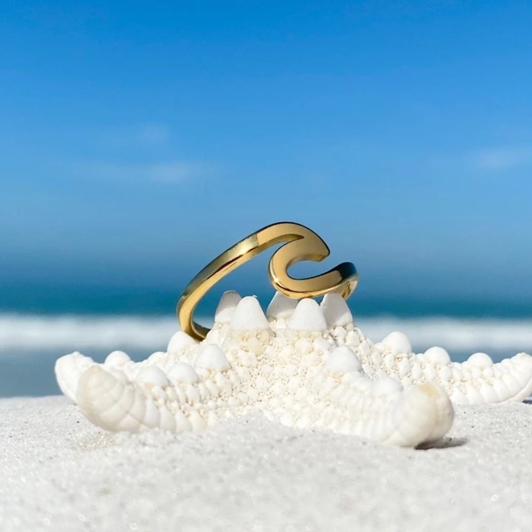 Goudkleurige ring met zeegolf