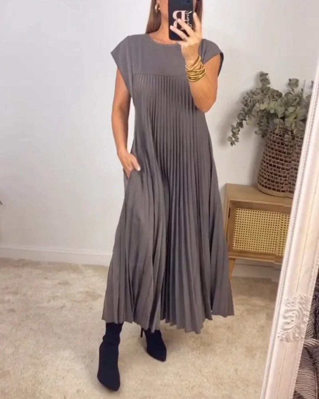 Round Neck Short Sleeve Pleated Maxi Dress