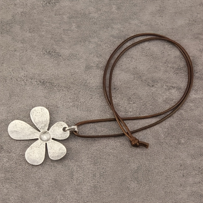 Minimalistische ketting met gehamerde asymmetrische bloemhanger