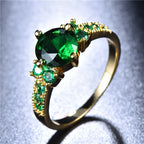 Ronde ring met groen kristal en geschulpte goudkleurige band