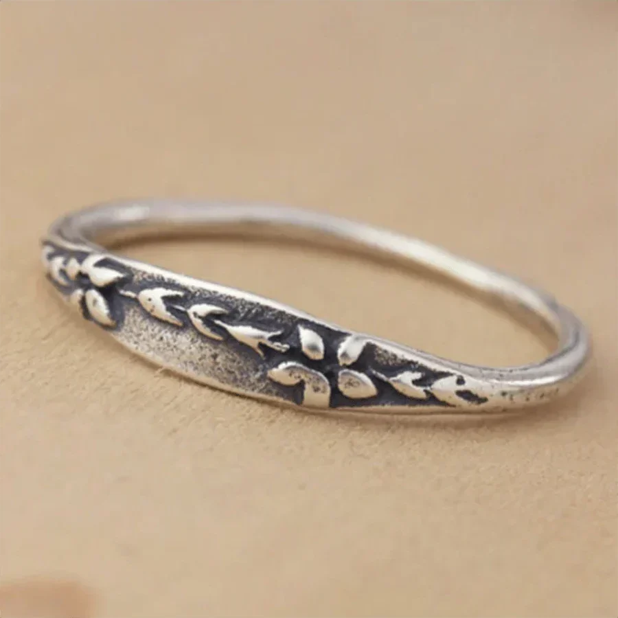 Bewerkte ring met planten en bloemen in vintagestijl