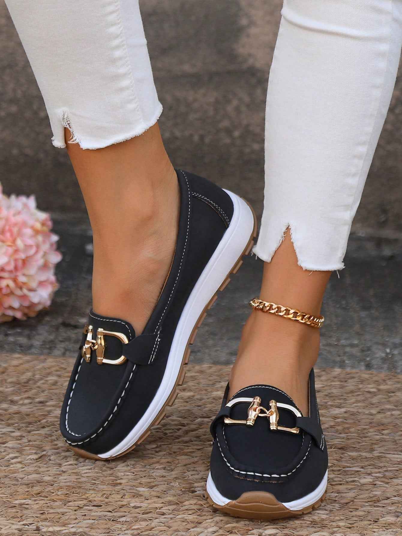 Platte loafers met gespdetail en zachte, gevoerde binnenkant