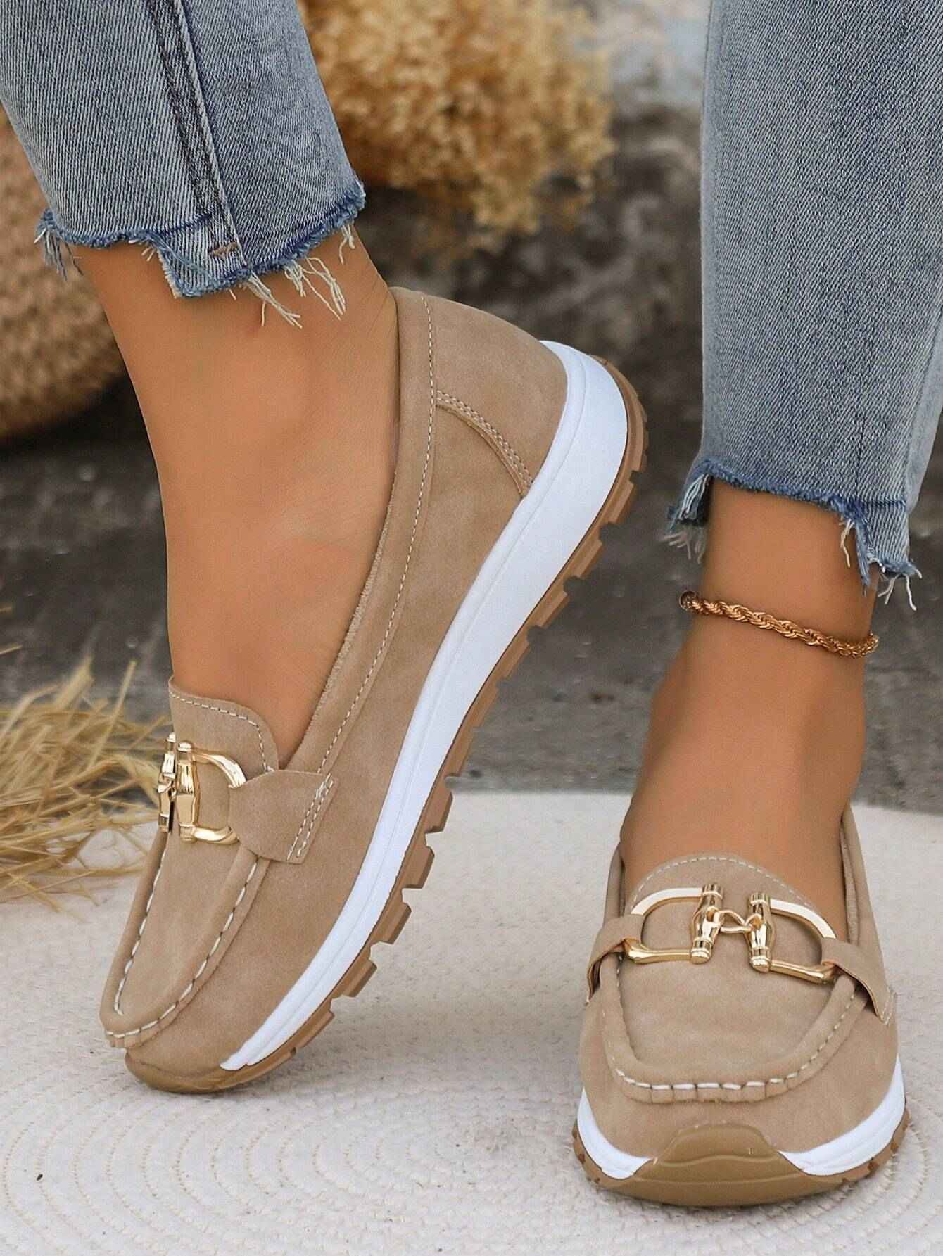 Platte loafers met gespdetail en zachte, gevoerde binnenkant