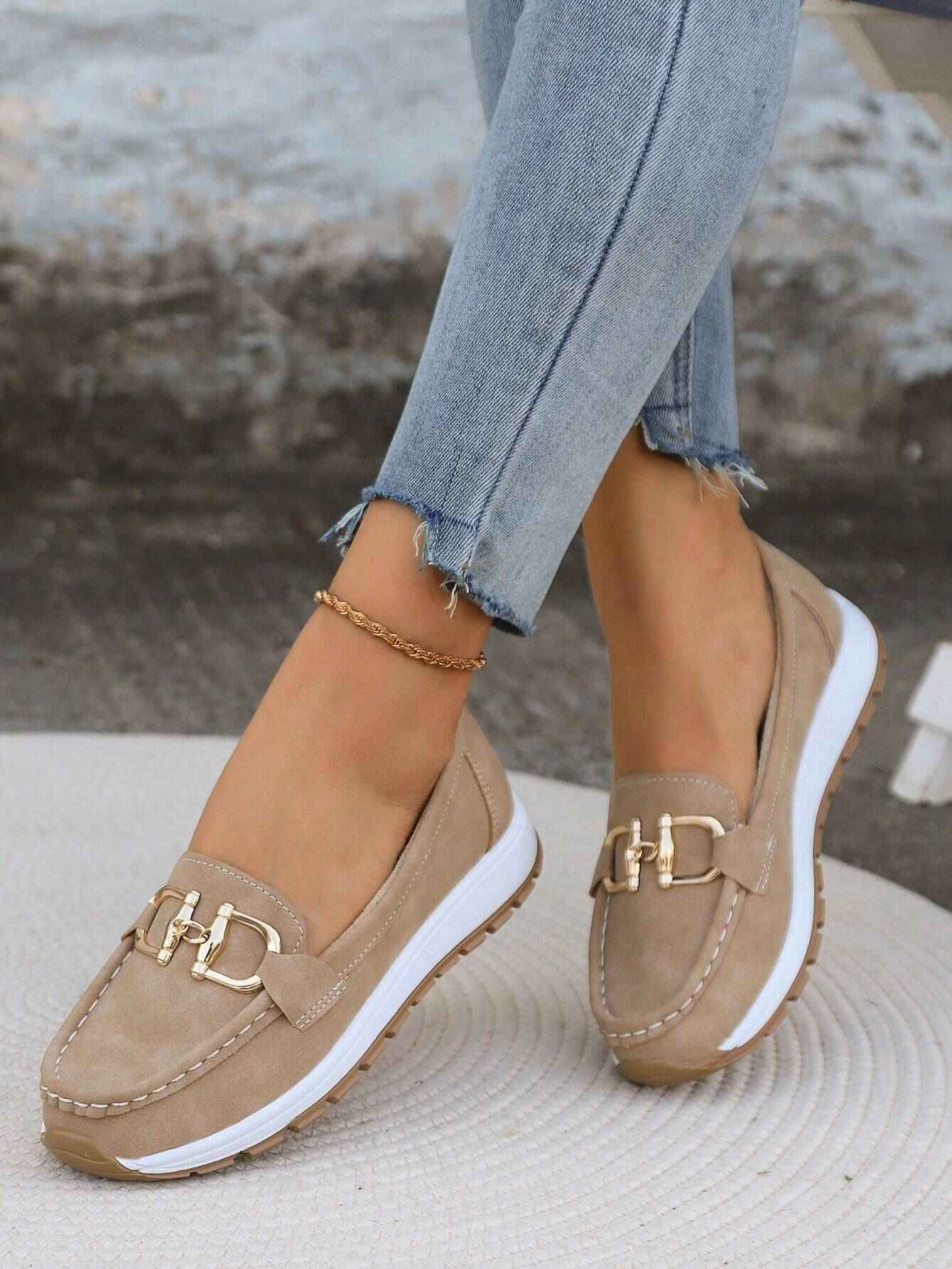 Platte loafers met gespdetail en zachte, gevoerde binnenkant