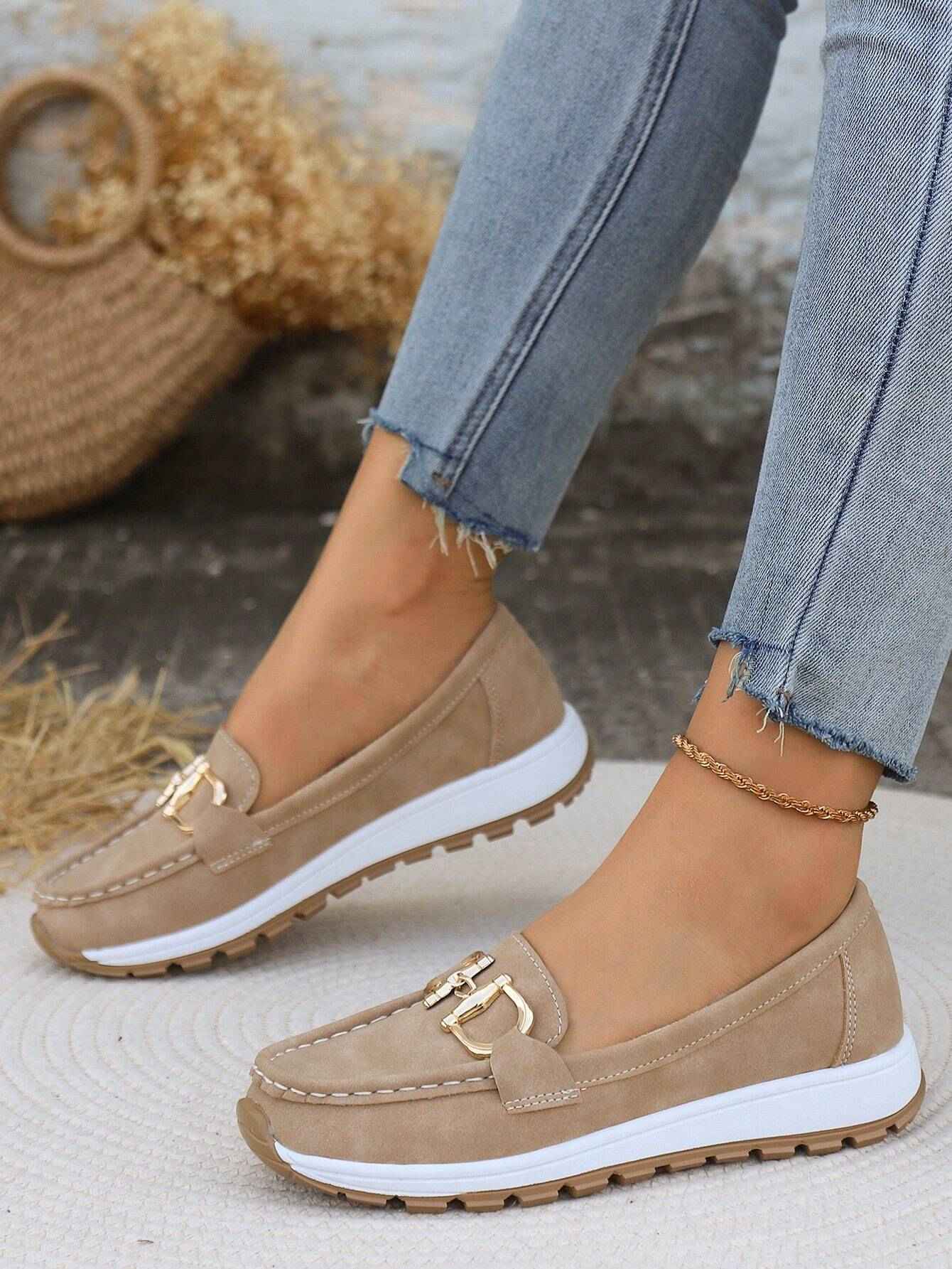 Platte loafers met gespdetail en zachte, gevoerde binnenkant