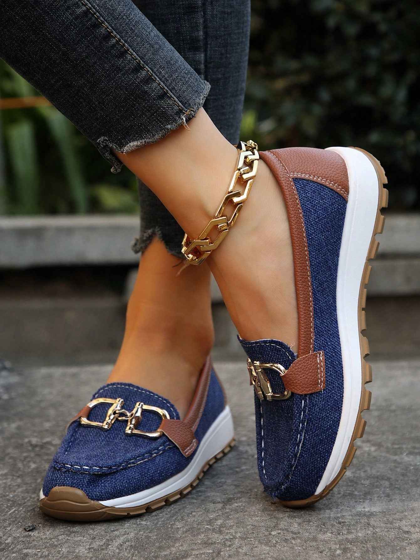 Platte loafers met gespdetail en zachte, gevoerde binnenkant