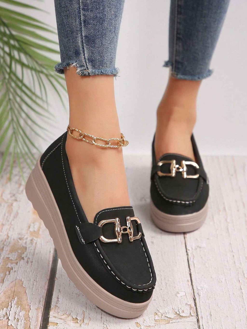 Platte loafers met gespdetail en zachte, gevoerde binnenkant