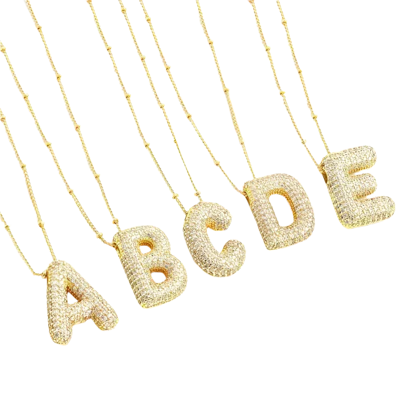 Ketting met bubbelletter-initiaal in twee metaalkleuren