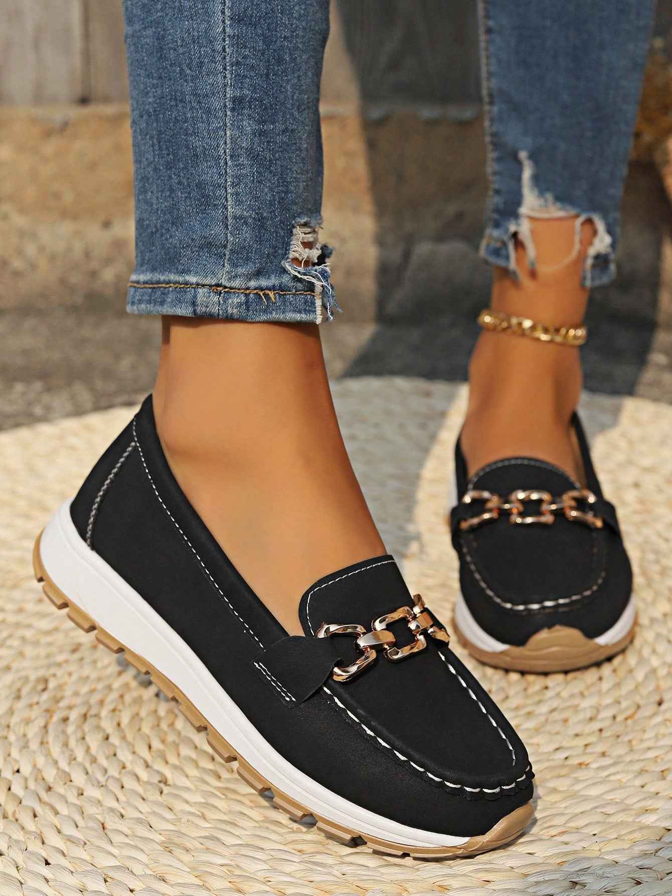 Platte loafers met gespdetail en zachte, gevoerde binnenkant