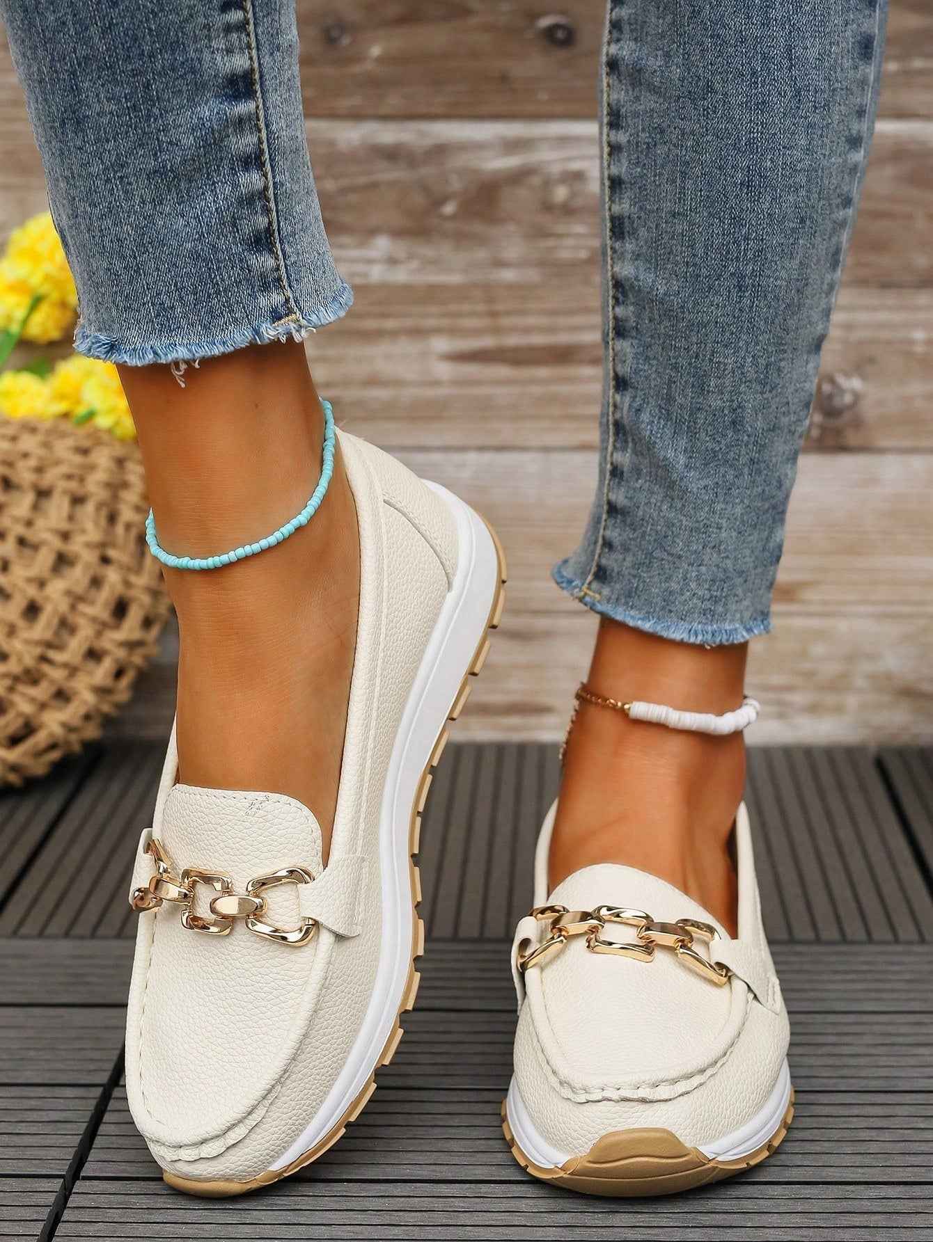 Platte loafers met gespdetail en zachte, gevoerde binnenkant