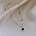 Goudkleurige ketting in Romeinse stijl met zwarte hanger