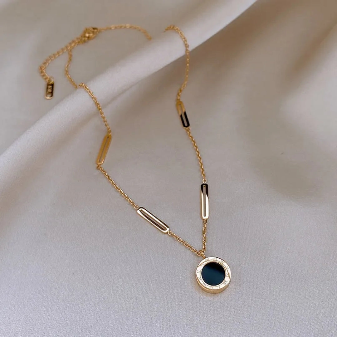 Goudkleurige ketting in Romeinse stijl met zwarte hanger