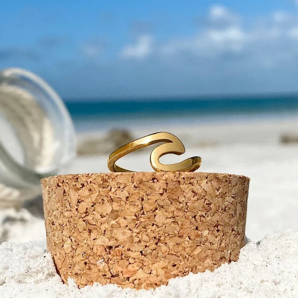 Goudkleurige ring met zeegolf