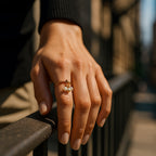 Goudkleurige ring met hangend slotje en parel